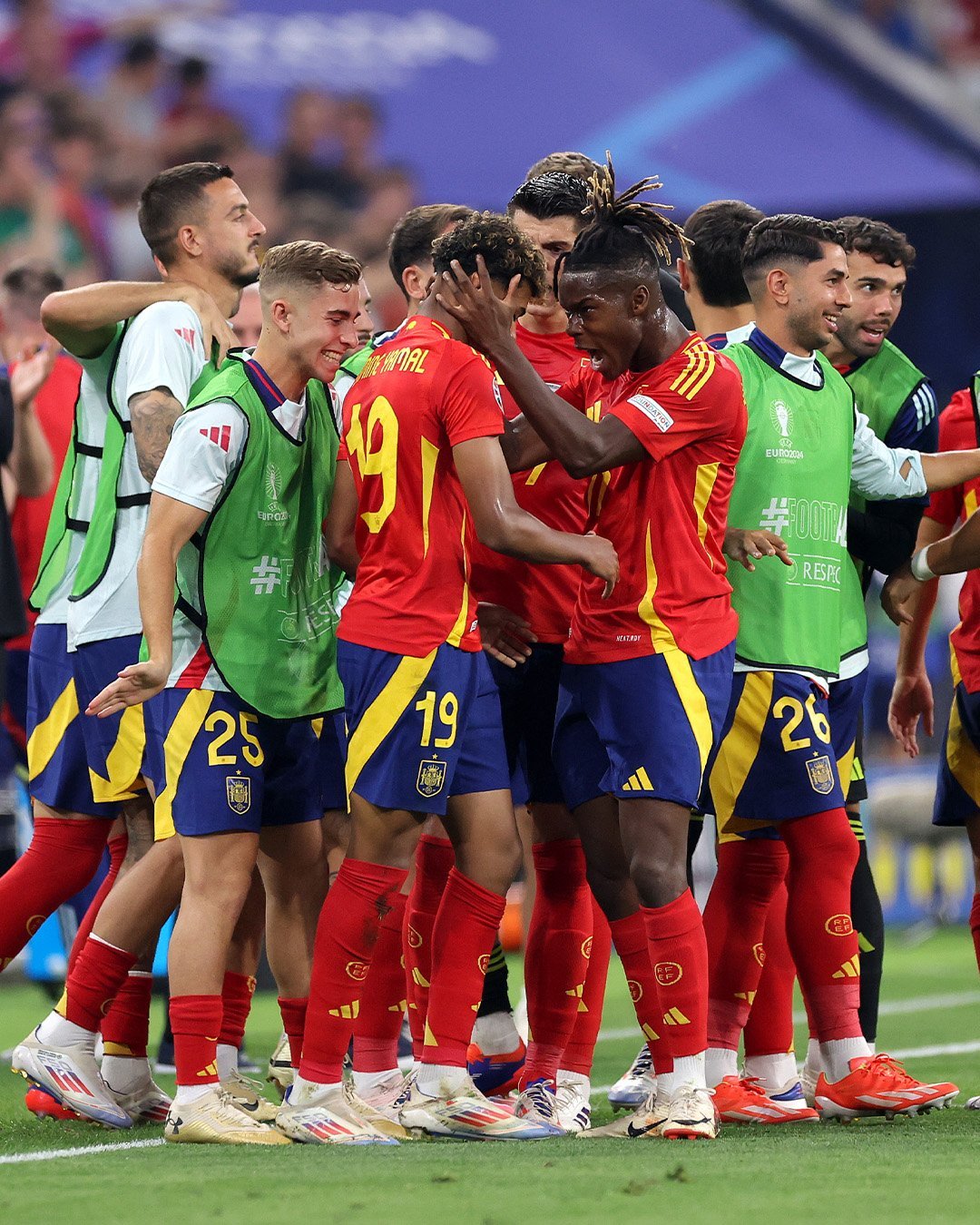 包含欧洲杯决赛震撼开打，巅峰对决引爆全场的词条