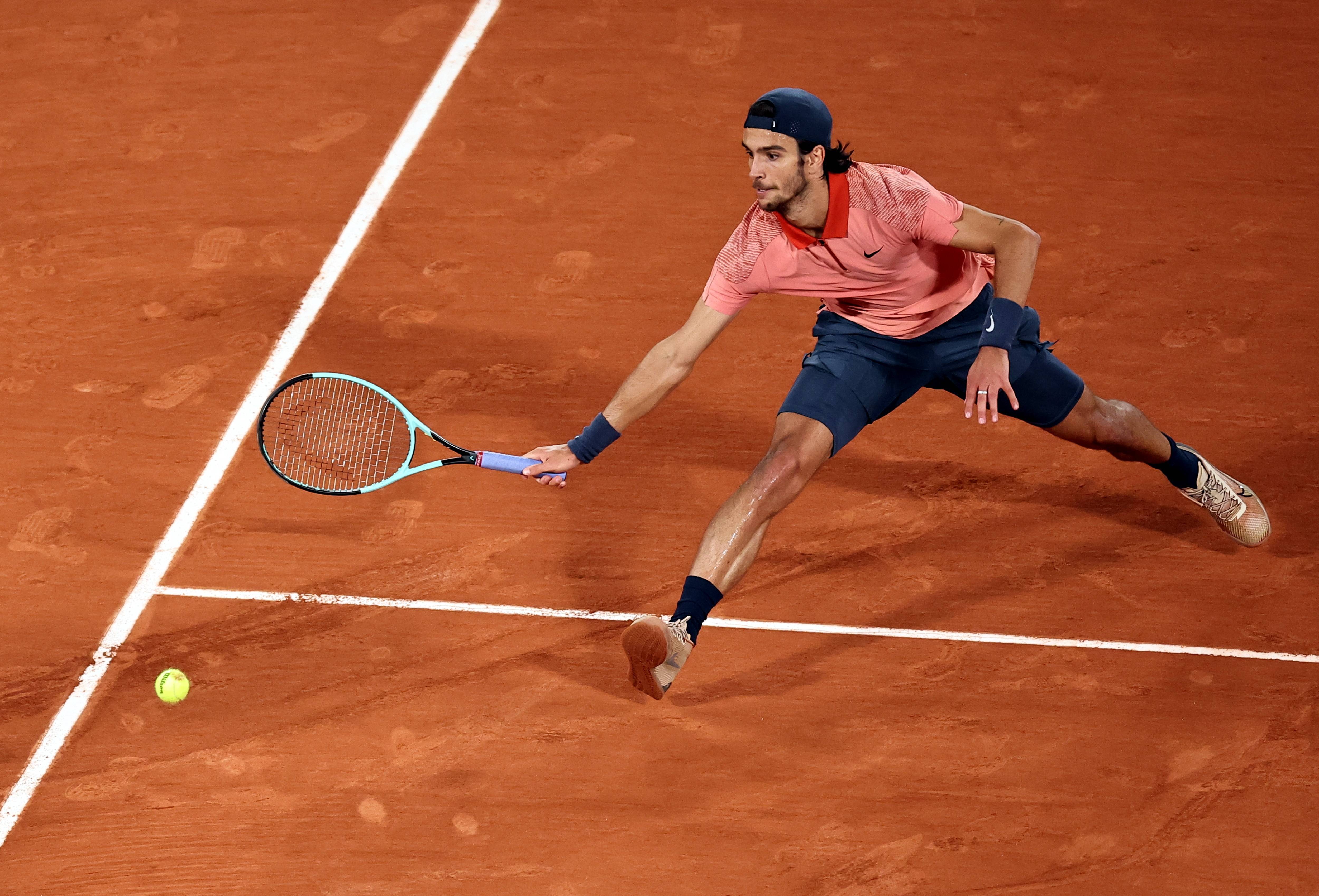 网球决赛震撼开打，巅峰对决引爆全场