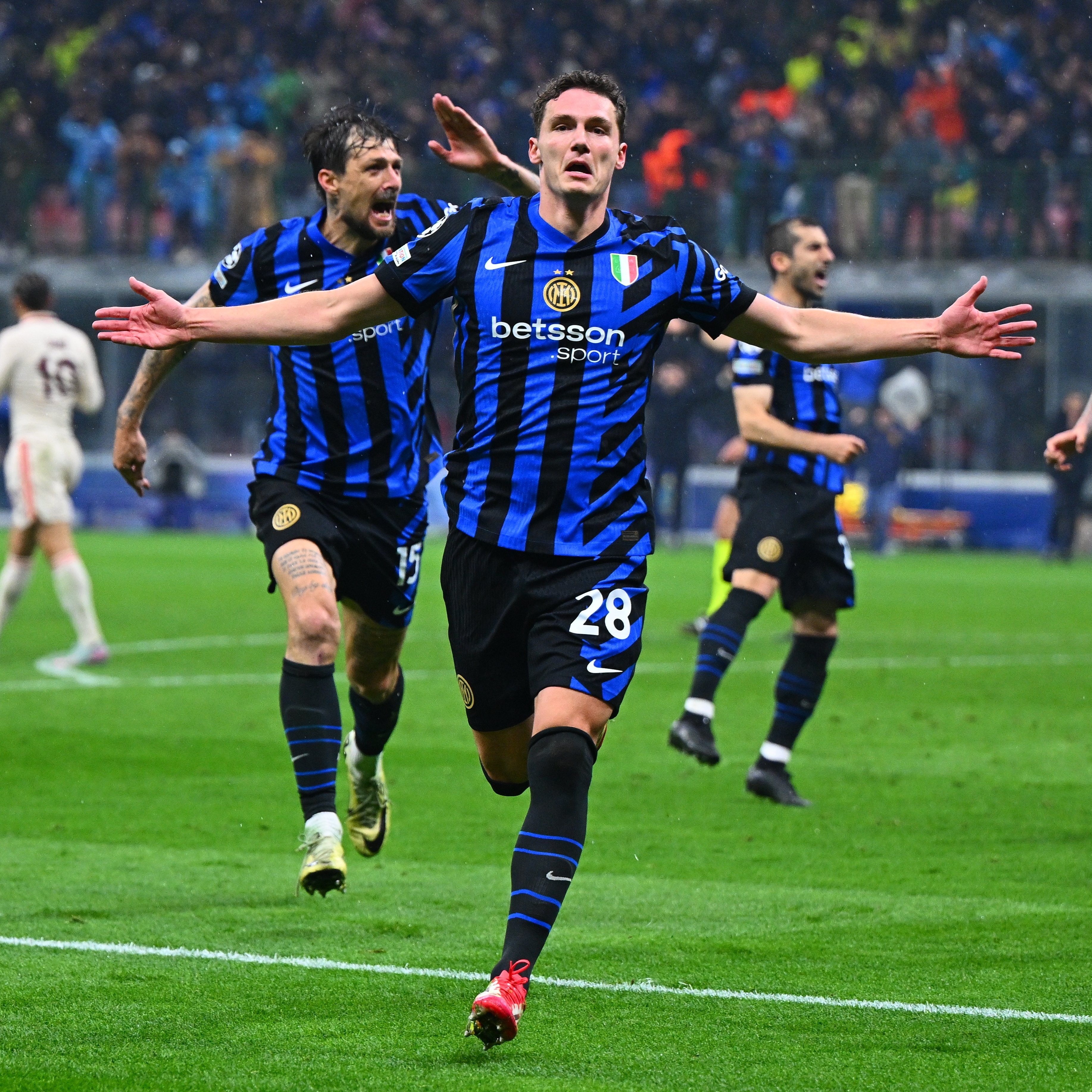 关于拜仁鏖战乌拉圭，奥亚尔萨瓦尔状态火热的信息