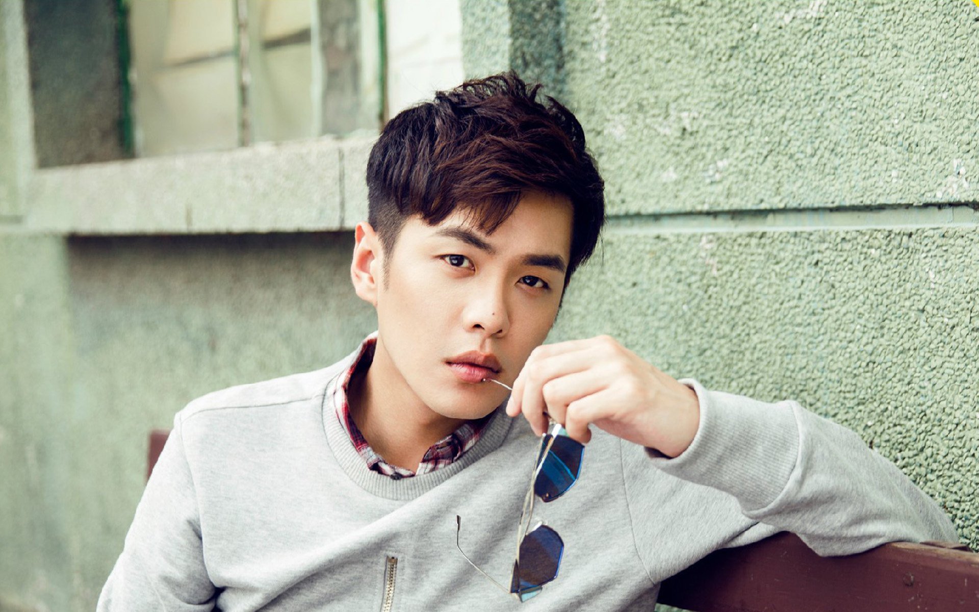 法国风暴席卷诺坎普，阿坎吉连击撕裂巴萨防线